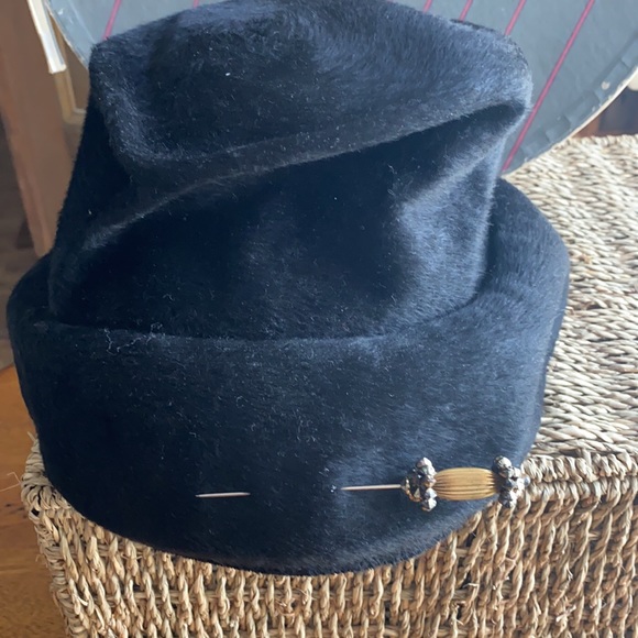 Vintage Black soft fur hat with cool hat pin - Picture 2 of 6
